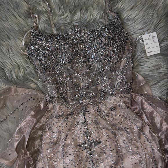 Serene Hill Dress - Picture 5 of 7